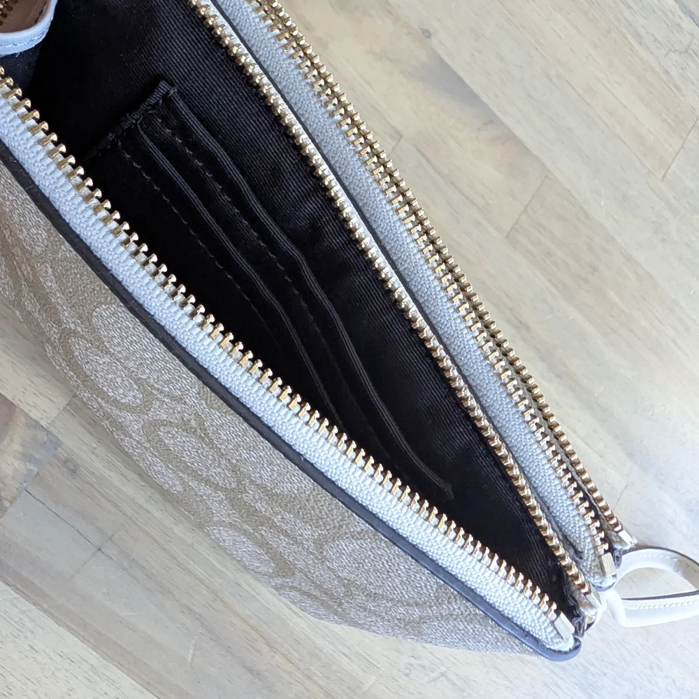 COACH Corner Zip‎ Wristlet